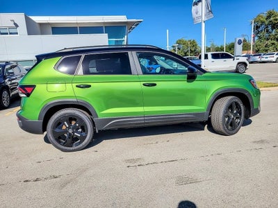 2025 Volkswagen Taos 1.5T SE Black