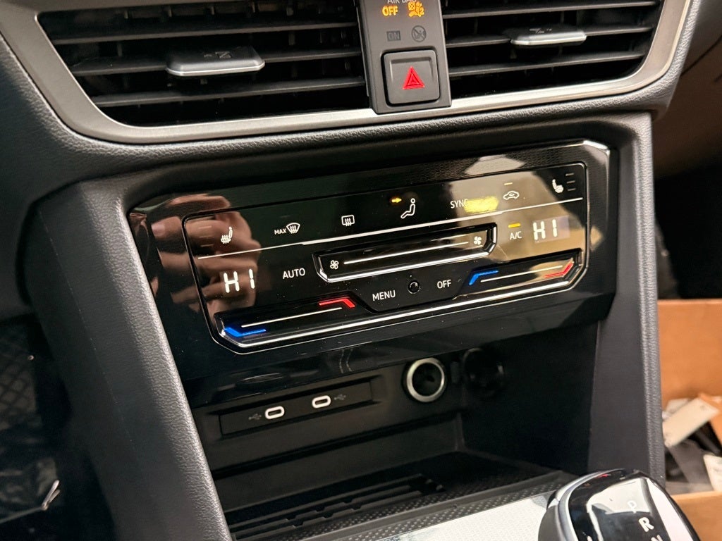 2026 Volkswagen Taos 1.5T SE Black