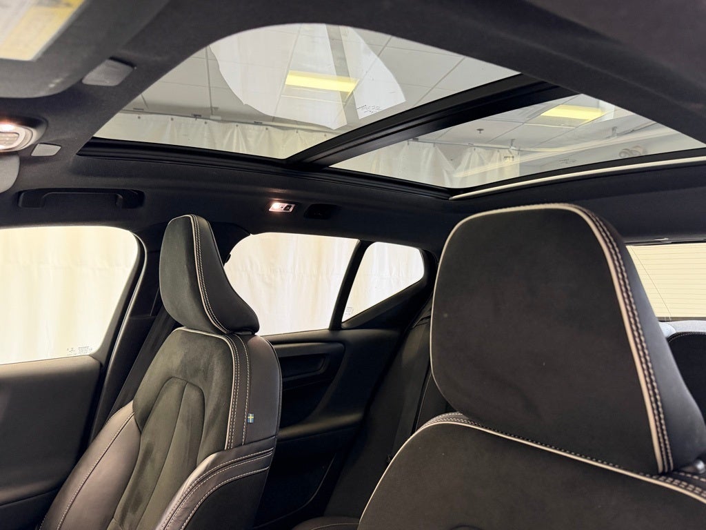 2022 Volvo XC40 R-Design AWD